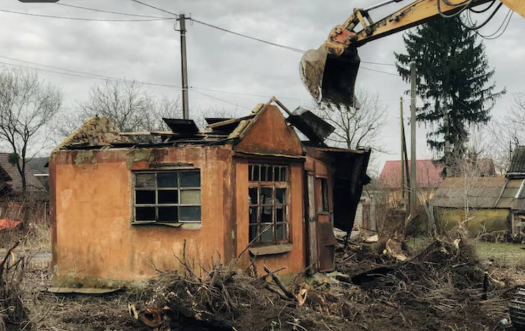 Pașii pentru demolarea legală a unei case în 2025 – Tot ce trebuie să știi despre autorizații, avize și costuri